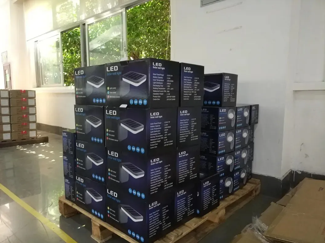 LED Lampu Dinding Surya Modern Novel Smart Baterai Litium Sederhana Monokristalin Hitam Surya IP66 Waterproof Die-Cast 5